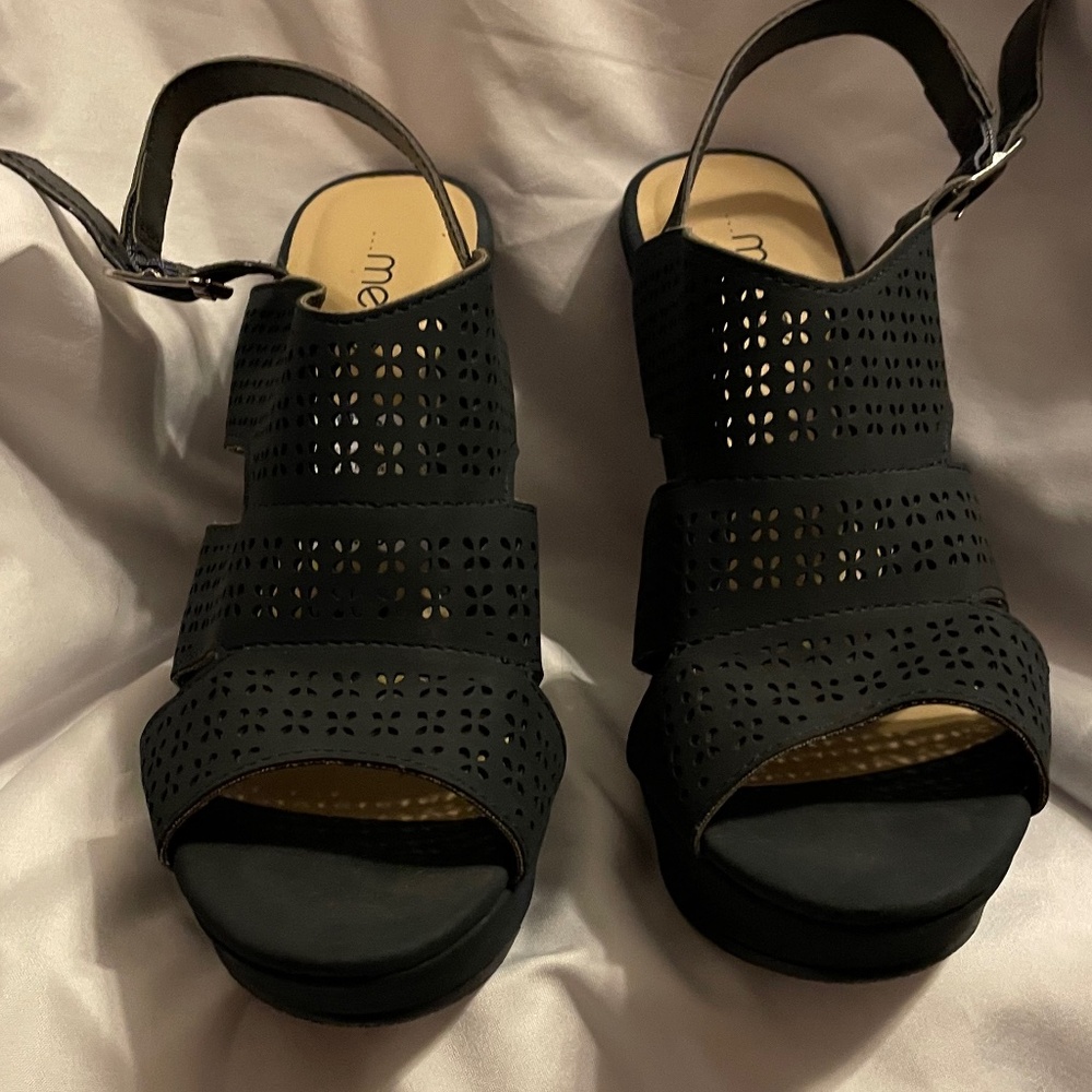 NWT me Too Navy Blue Buckle Platform Sandals Size 7 1/2